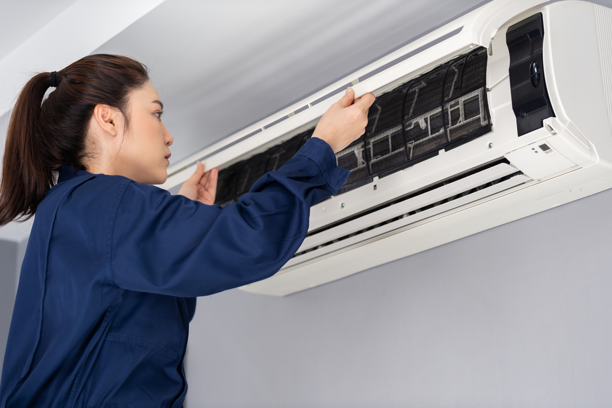 female technician service open air conditioner indoor for checking and repairing 拆解冷氣有風險
