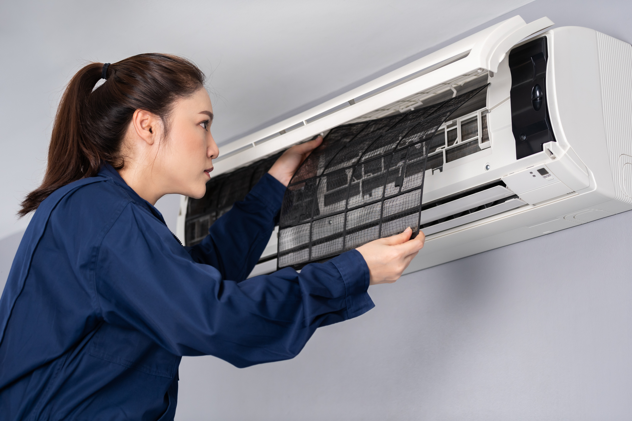 female technician service removing air filter of air conditioner for cleaning 冷氣清理工具