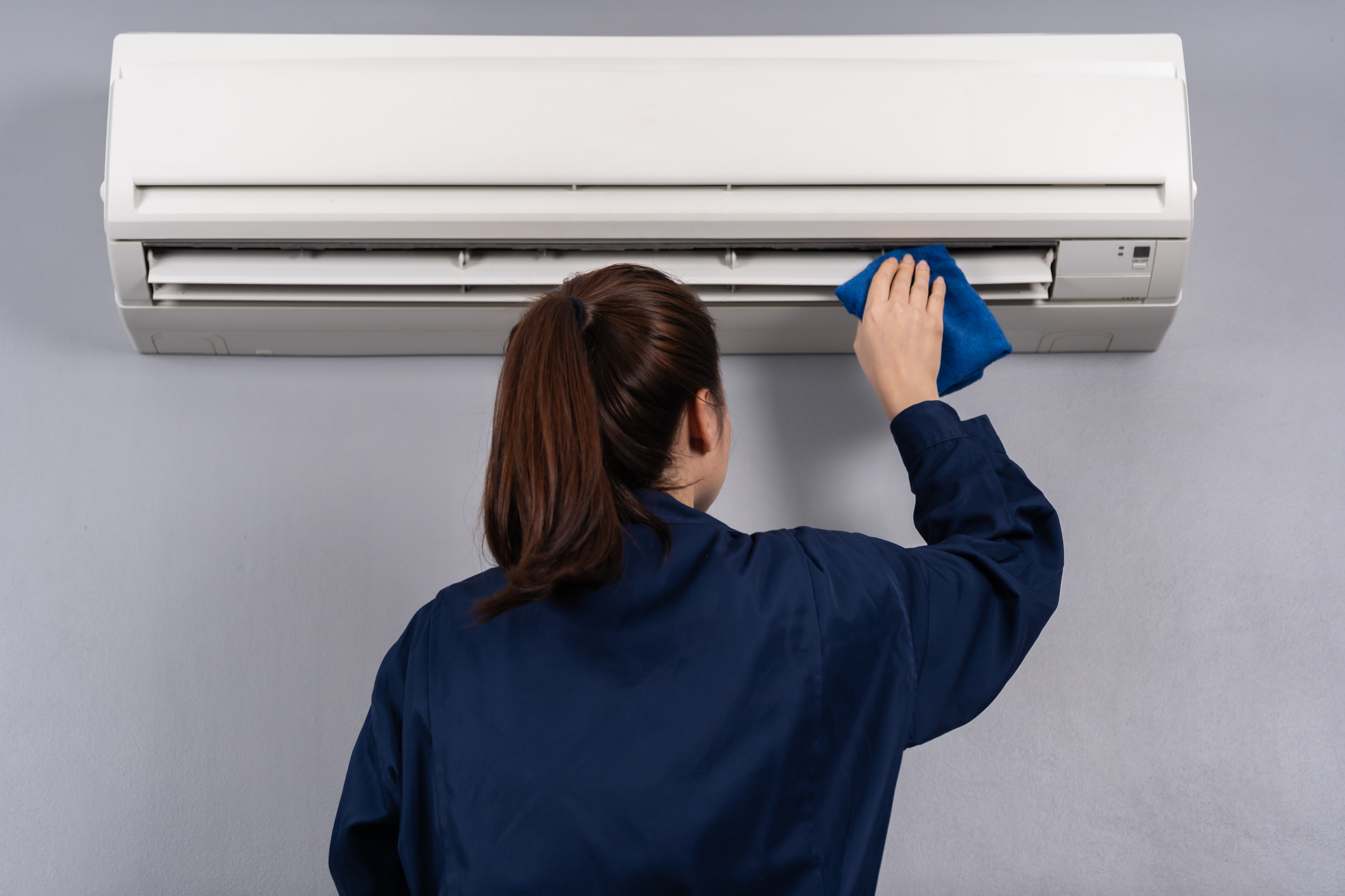 female technician service cleaning air conditioner with cloth 冷氣清理分等級