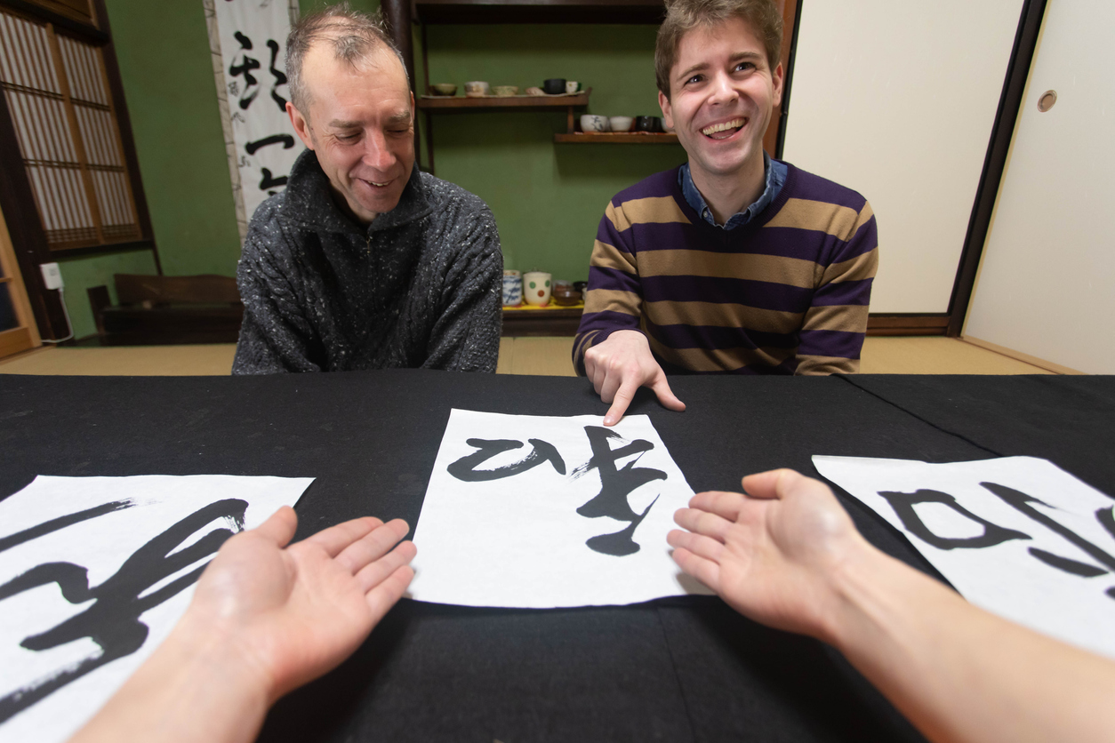 Foreign people learning Japanese culture 寵物旅館大多提供了寵物美容服務,讓外出一段時間的爸媽們能將寶貝香香美美地接回家。
